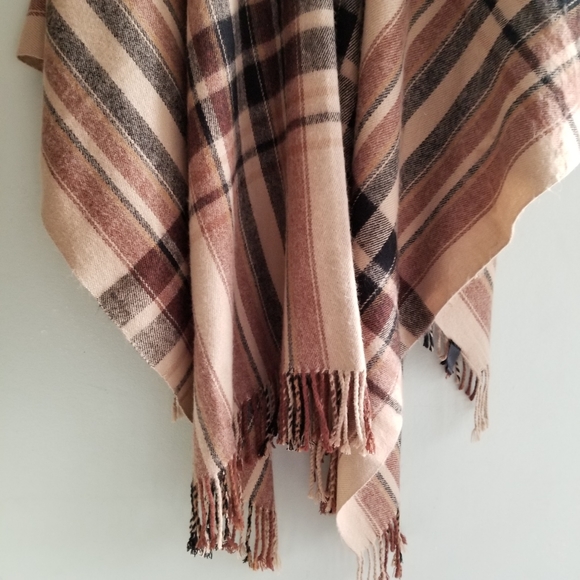 Plaid cape - Picture 4 of 8